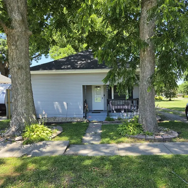 903 S Walnut ST, Sesser, IL 62884