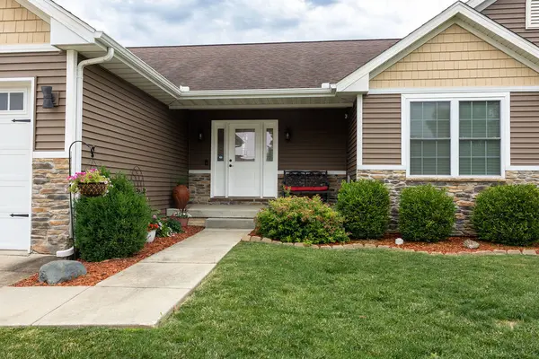 2303 Slade LN, Mahomet, IL 61853