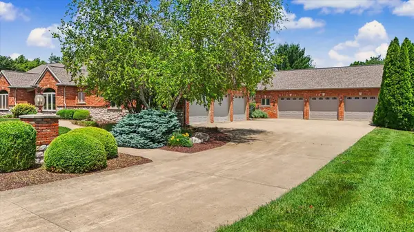 200 Riverbend BLVD, Mahomet, IL 61853