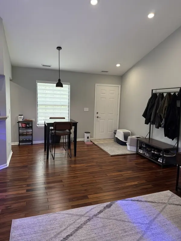 372 Sandhurst CIR #4, Glen Ellyn, IL 60137