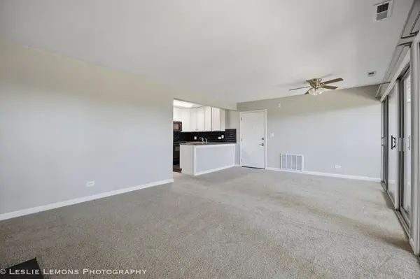 5801 Oakwood DR #F, Lisle, IL 60532