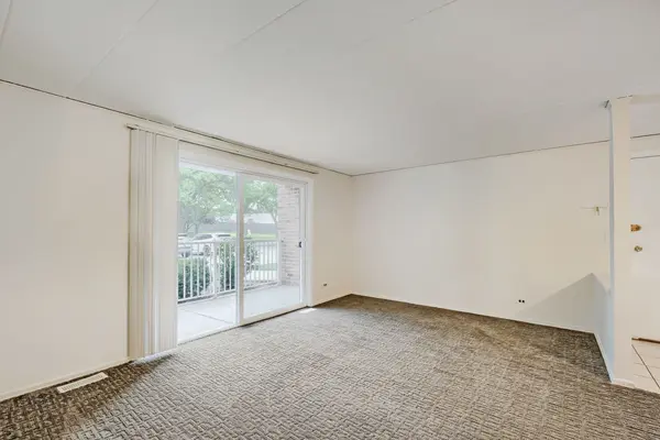 1102 Westover LN #1A, Schaumburg, IL 60193