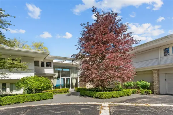 2441 Woodbridge LN, Highland Park, IL 60035