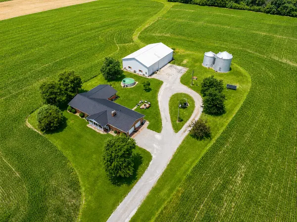 623 Pear LN, Xenia, IL 62899