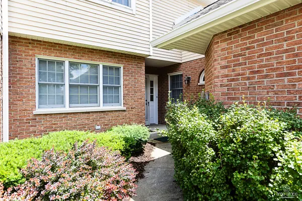 8575 Sandalwood DR, Darien, IL 60561