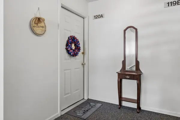 40 W Fern CT #120, Palatine, IL 60067