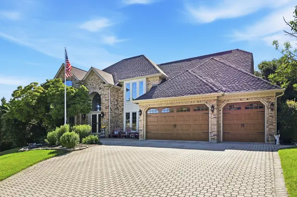 8701 LAKE RIDGE DR, Darien, IL 60561