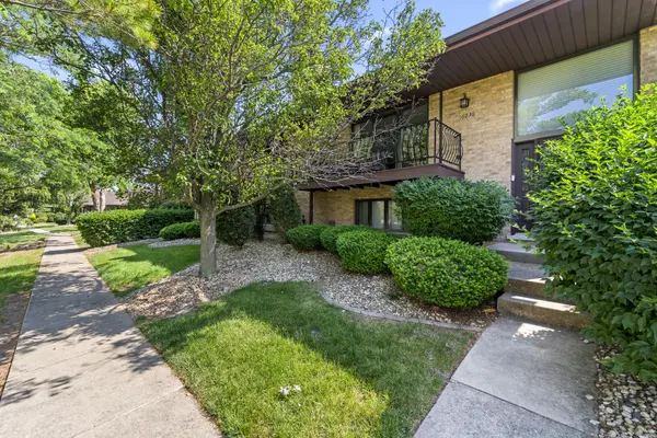 16036 Pine DR #16036, Tinley Park, IL 60477