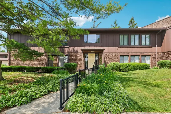 1320 Cass LN W #201, Westmont, IL 60559
