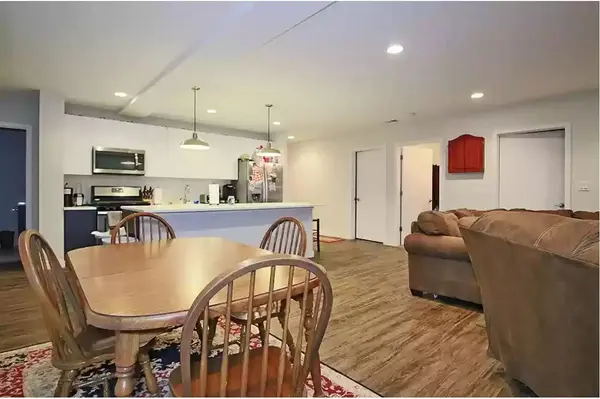 1045 W Cornelia AVE #102, Chicago, IL 60657