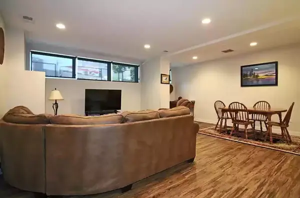 1045 W Cornelia AVE #102, Chicago, IL 60657