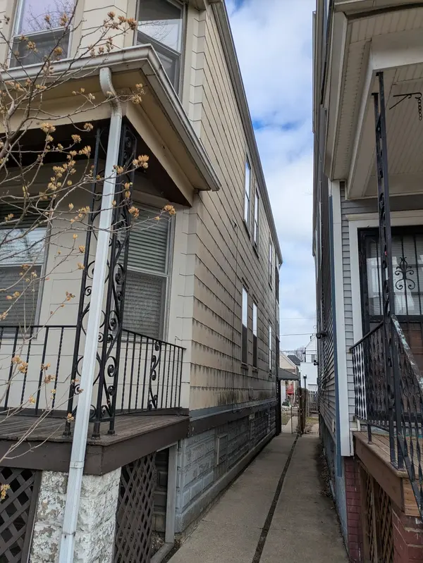 2440 W Warner AVE, Chicago, IL 60618