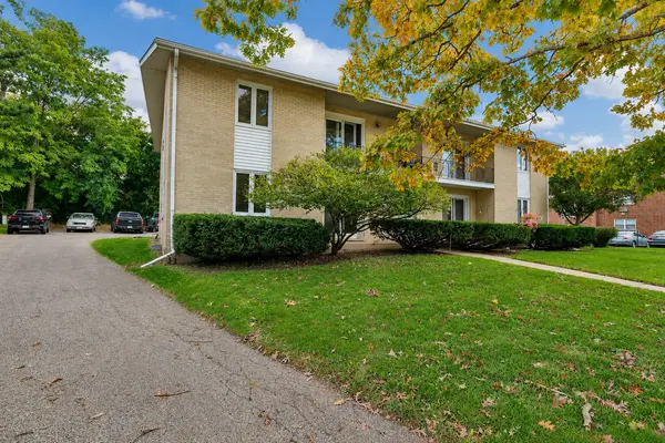 31 Green Oaks DR #B, Crystal Lake, IL 60014