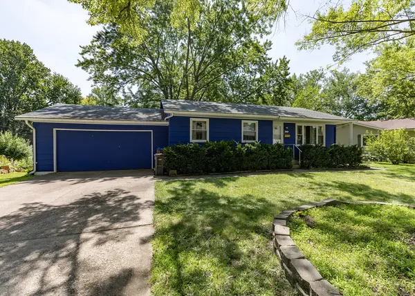 2919 GREENWAY DR, Bettendorf, IA 52722