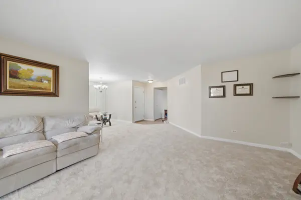 2340 E Old Hicks RD N #1, Palatine, IL 60074