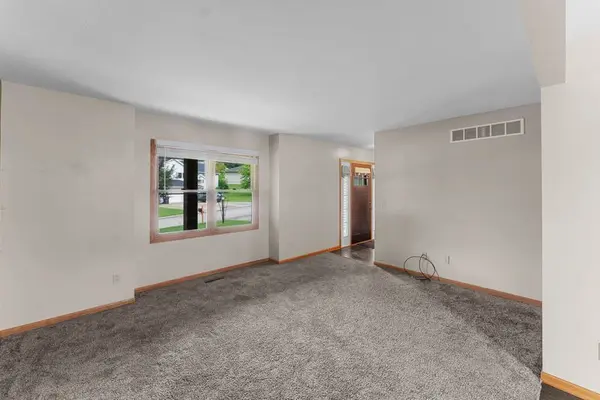 105 Shawnee CIR, Eldridge, IA 52478