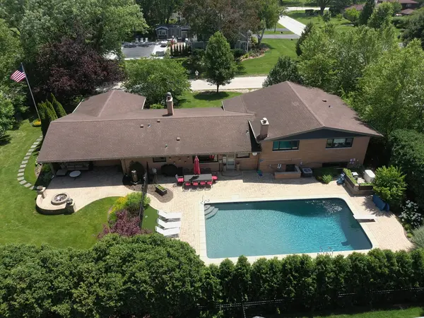 1500 W Blackhawk DR, Mount Prospect, IL 60056
