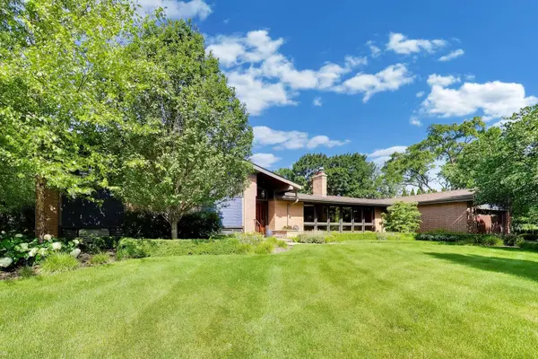 1500 W Blackhawk DR, Mount Prospect, IL 60056