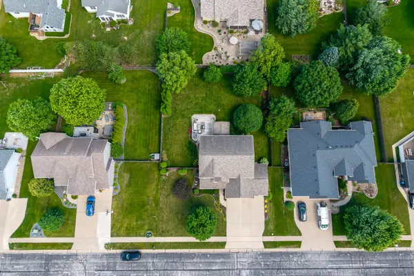 3362 Adele LN, Bettendorf, IA 52722