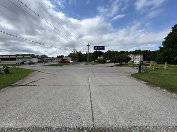 1815 Colona RD, Carbon Cliff, IL 61239