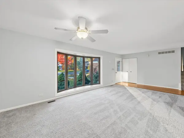 122 Encina DR, Naperville, IL 60540