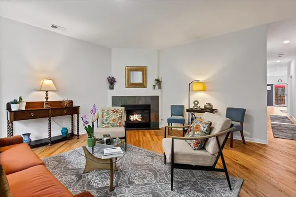 525 N Claremont AVE #3, Chicago, IL 60612