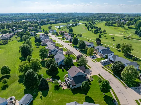 1021 Springbrook LN, De Witt, IA 52742