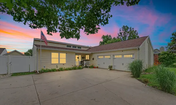 105 Surrey LN, Arthur, IL 61911