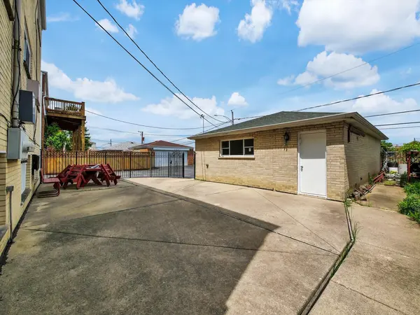 8430 W Oak AVE, Niles, IL 60714