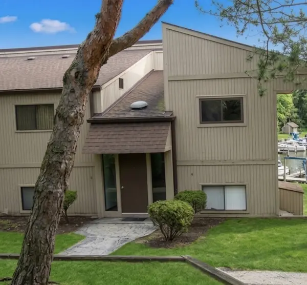 50 Oak Hill Colony #7, Fox Lake, IL 60020