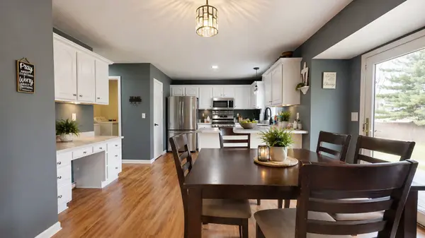 908 Edgewood DR, Mahomet, IL 61853