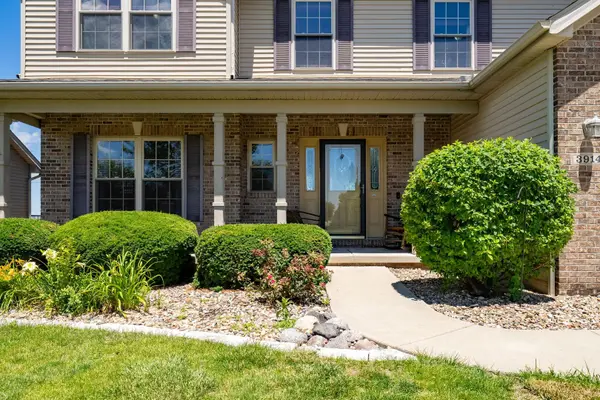 3914 Brookline LN, Bloomington, IL 61705