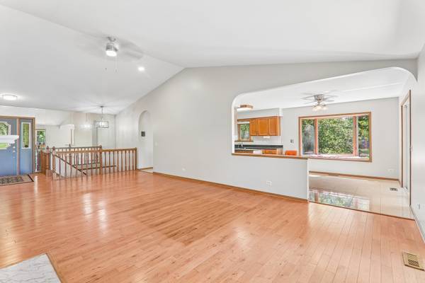 200 N Shore DR, Oakwood Hills, IL 60013