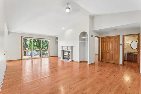 200 N Shore DR, Oakwood Hills, IL 60013