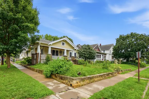 2702 Middle RD, Davenport, IA 52803