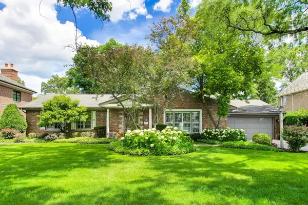 1515 Meadow LN, Glenview, IL 60025