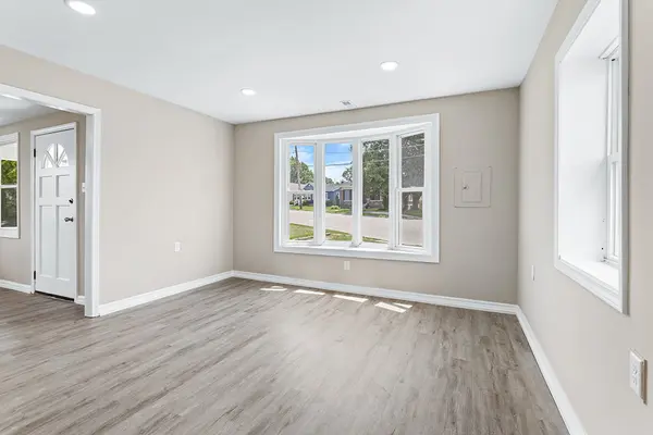 521 Mccarthy RD, Lemont, IL 60439