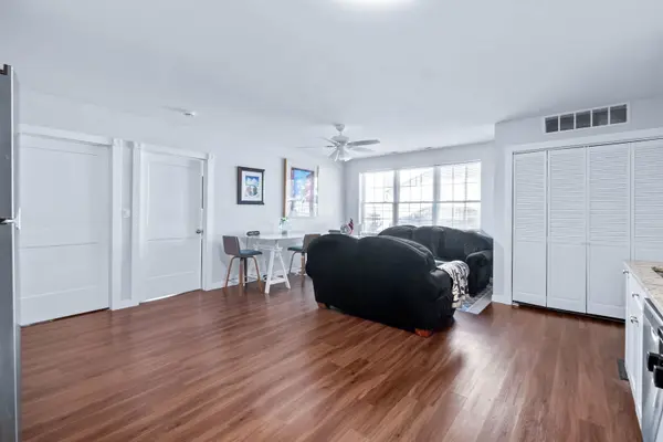7441 N Rogers AVE, Chicago, IL 60626
