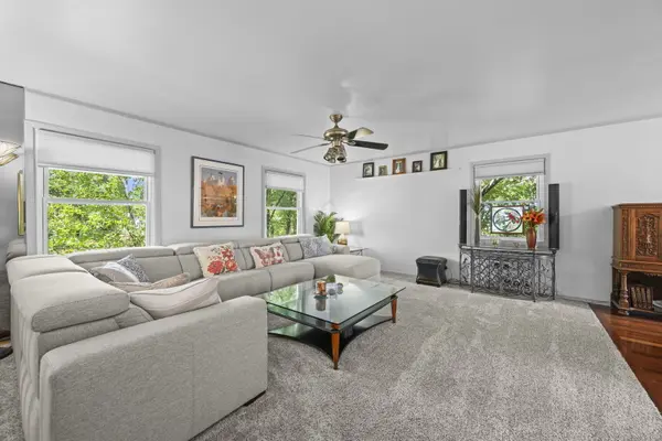 881 Woodhollow LN, Buffalo Grove, IL 60089