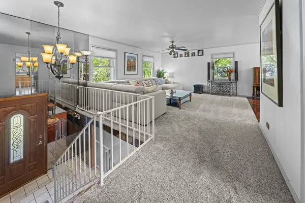 881 Woodhollow LN, Buffalo Grove, IL 60089