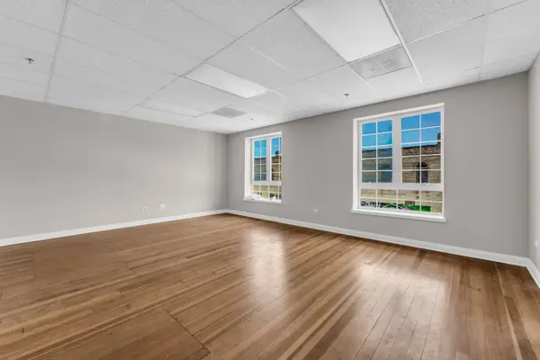 214 Main ST #2E, Woodstock, IL 60098