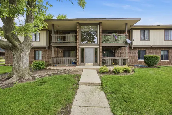 572 Somerset LN #2, Crystal Lake, IL 60014