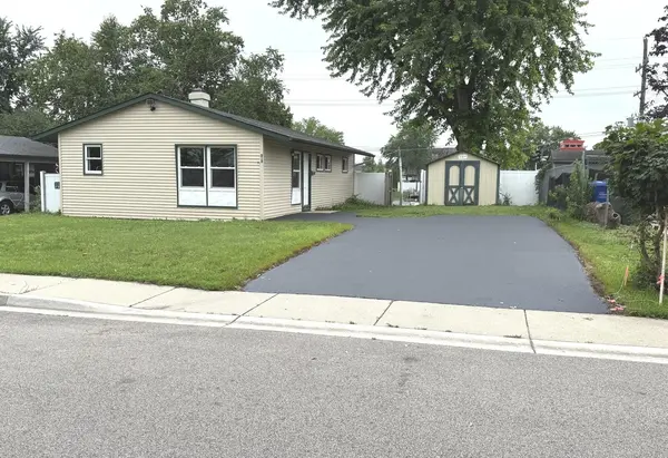213 Butte LN, Carpentersville, IL 60110