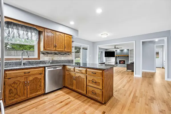 6076 Angel LN, Lisle, IL 60532