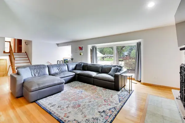 801 E Golfview DR, Mount Prospect, IL 60056