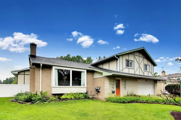 801 E Golfview DR, Mount Prospect, IL 60056