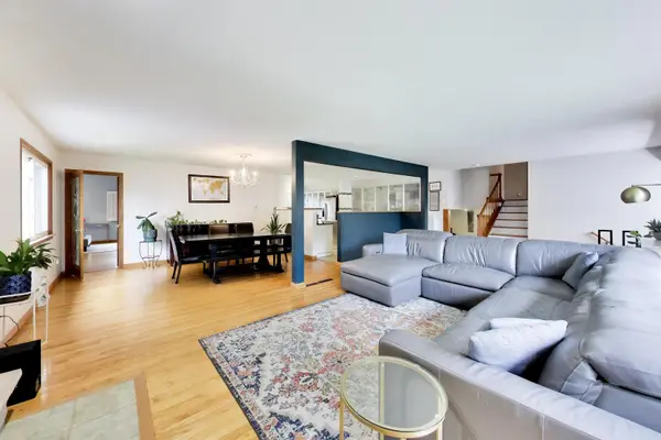 801 E Golfview DR, Mount Prospect, IL 60056
