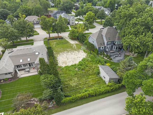 938 Waverly RD, Glen Ellyn, IL 60137