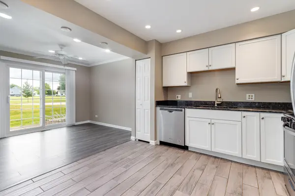2316 Highland CT #2316, Schaumburg, IL 60194