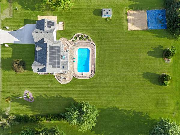 1954 Delmar DR, Freeport, IL 61032